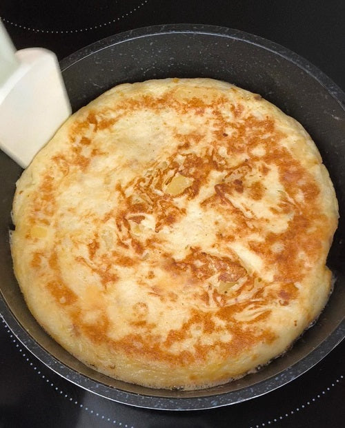 Tortilla de patatas casera en una sartén