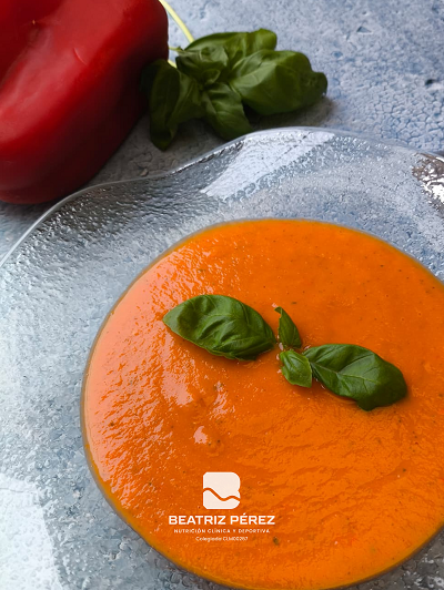 Crema de tomate y pimiento con hojas de albahaca