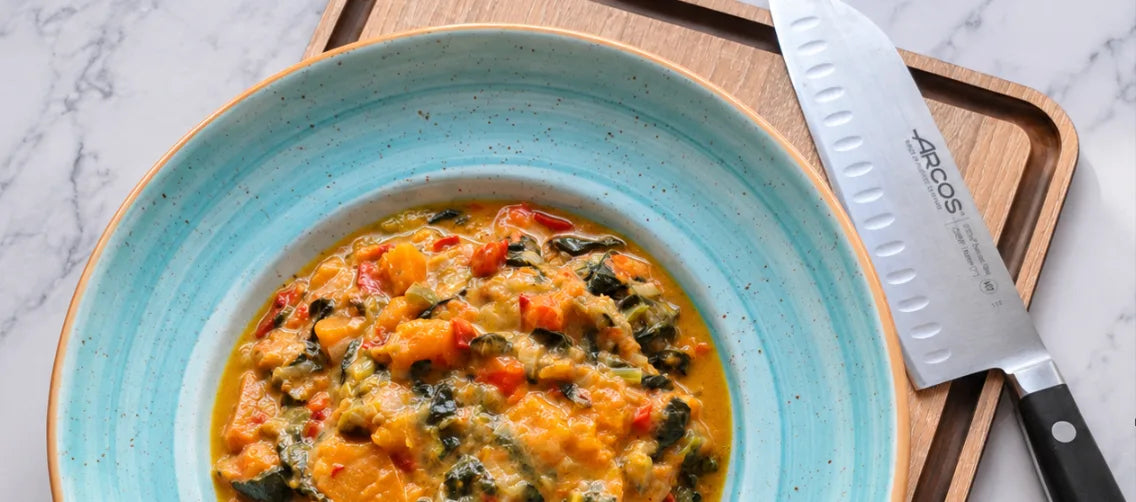 Curry de calabaza vegano con espinacas y leche de coco