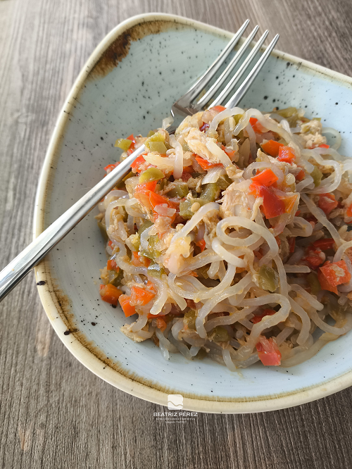Pasta konjac con atún y pimientos servida en un cuenco
