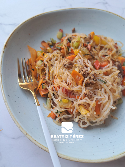 Pasta konjac con carne picada y verduras
