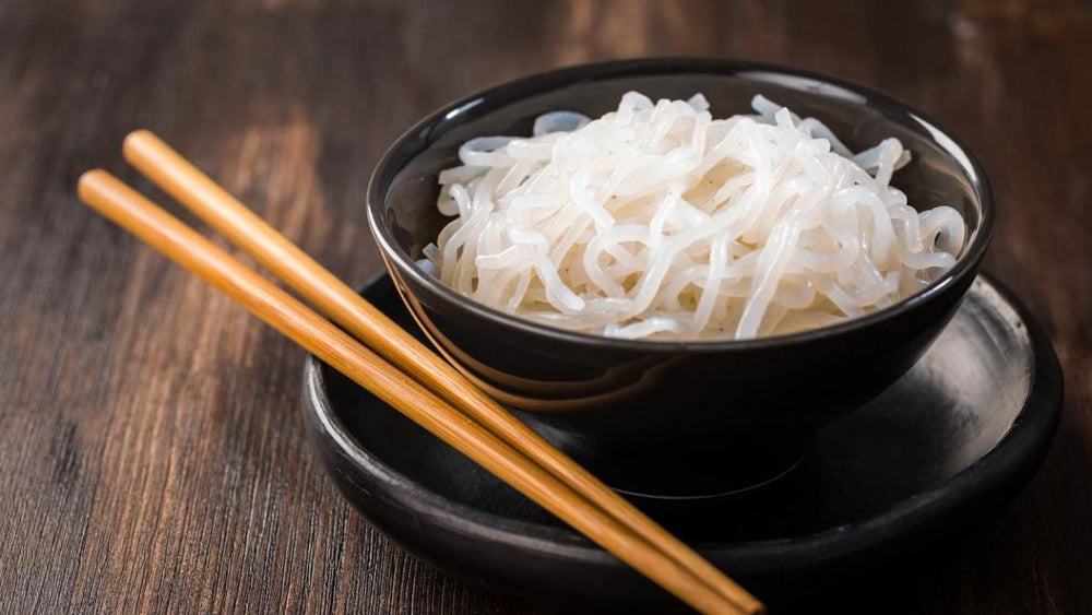 Fideos de konjac servidos en un cuenco