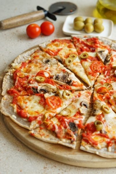Pizza de trigo sarraceno con mozzarella y champiñones