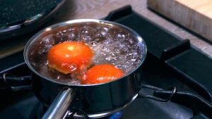 escaldar tomates en una olla