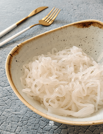 Plato de pasta konjac con verduras salteadas y salsa ligera, ideal para dietas bajas en calorías y sin gluten