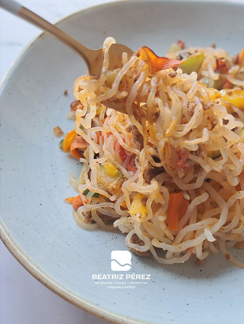Pasta konjac con carne picada y verduras, receta baja en calorías ideal para perder grasa