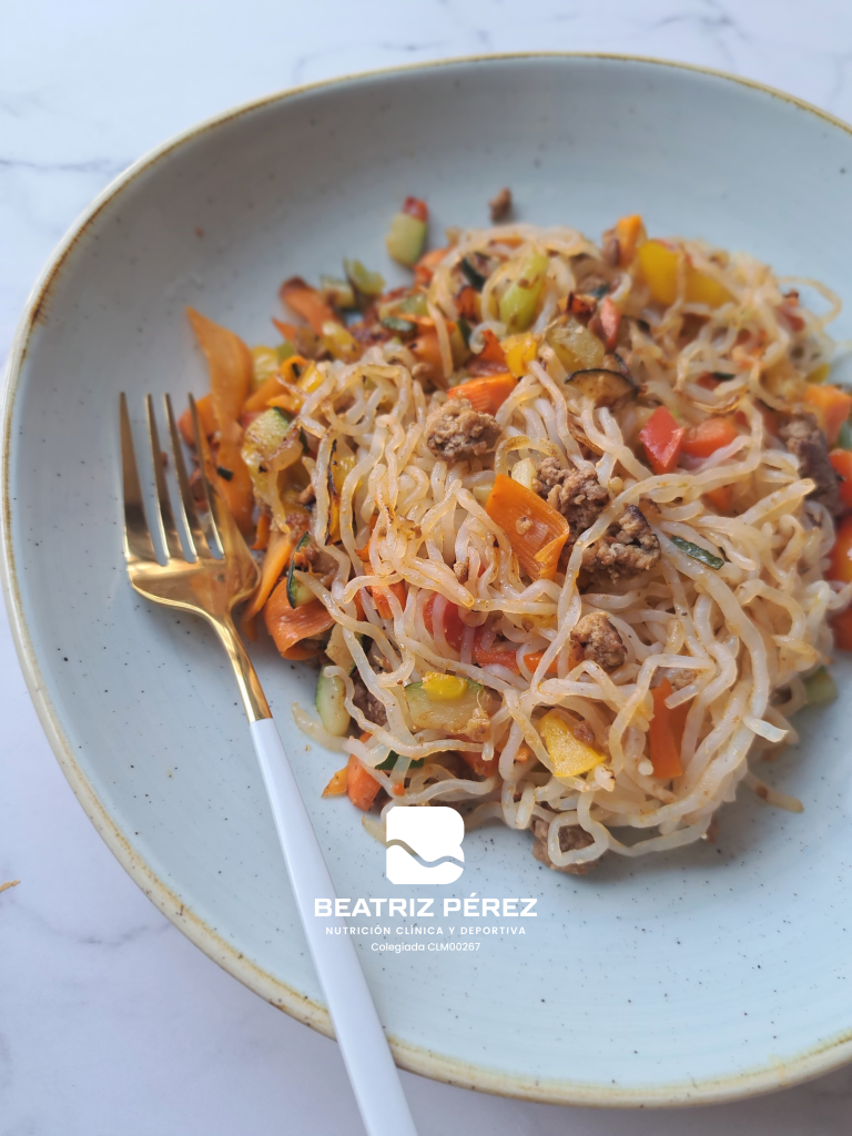 Pasta konjac con carne picada y verduras salteadas, receta baja en calorías ideal para perder grasa
