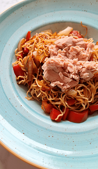 Konjac con tomate y atún