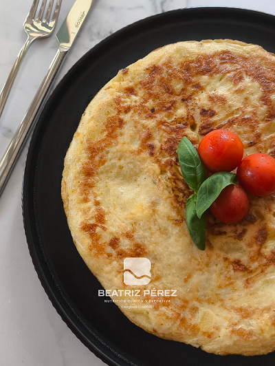 Tortilla de patatas casera con cebolla, receta tradicional española pero de forma saludable